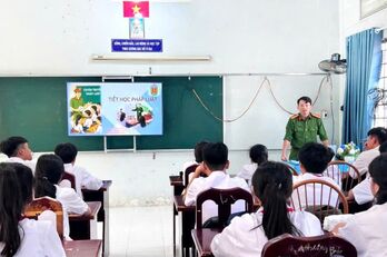 Xây dựng thế hệ trẻ sống và làm việc theo Hiến pháp, pháp luật