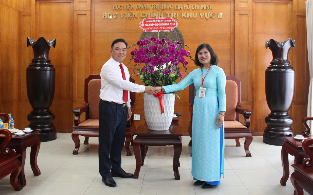 Tây Ninh: Thăm, chúc mừng Học viện Chính trị khu vực II nhân kỷ niệm 43 năm Ngày Nhà giáo Việt Nam