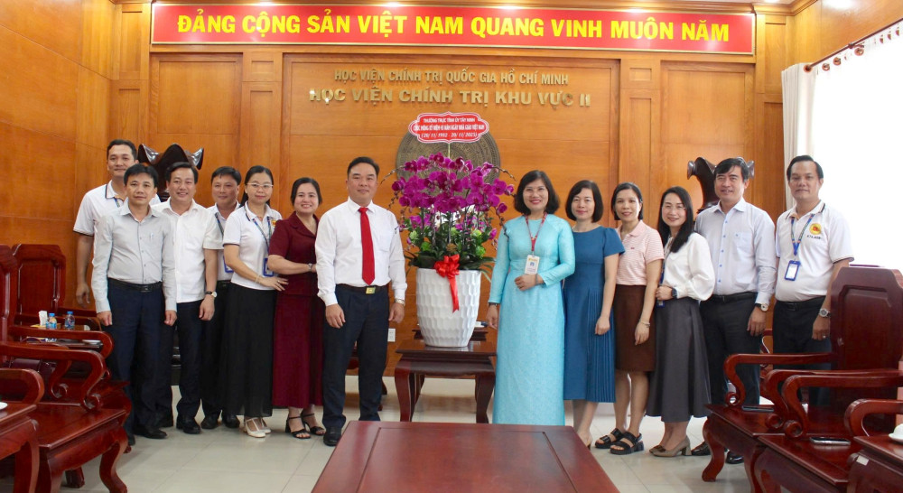 Tây Ninh: Thăm, chúc mừng Học viện Chính trị khu vực II nhân kỷ niệm 43 năm Ngày Nhà giáo Việt Nam