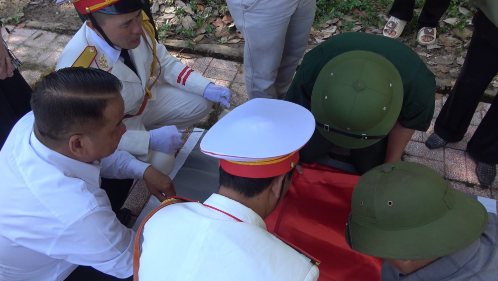 Văn phòng Cơ quan đại diện phía Nam, Hội HTGĐLS Việt Nam và thân nhân gia đình liệt sĩ tổ chức cất bốc, di dời hài cốt liệt sĩ.