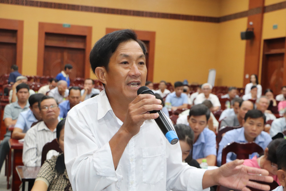 Cử tri xã Châu phát biểu ý kiến tại buổi tiếp xúc cử tri.