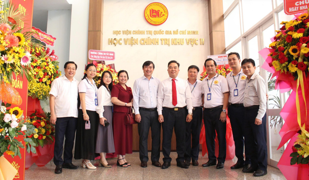 Tây Ninh: Thăm, chúc mừng Học viện Chính trị khu vực II nhân kỷ niệm 43 năm Ngày Nhà giáo Việt Nam