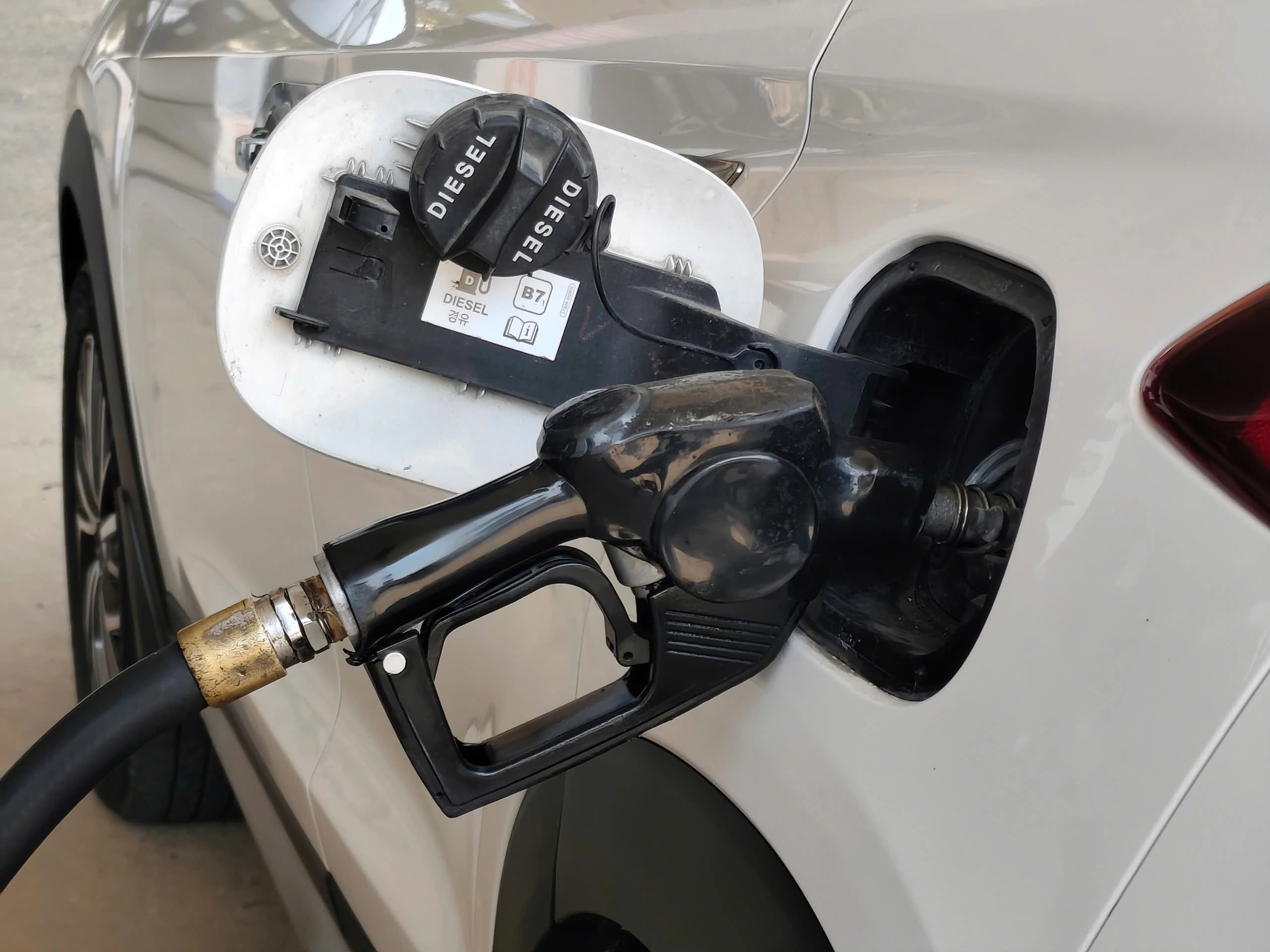 Giá xăng dầu hôm nay 19/11: Đảo chiều tăng, xăng trong nước biến động thế nào?