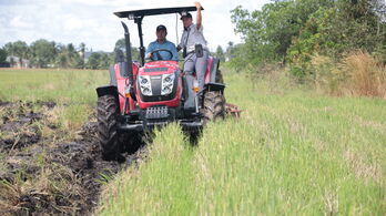 Nông dân xã Cầu Khởi trải nghiệm lái thử dòng máy cày nhãn hiệu Yanmar