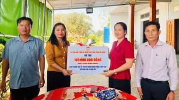 Thăm, hỗ trợ các hộ dân bị thiệt hại do mưa, lũ tại xã Tuyên Thạnh