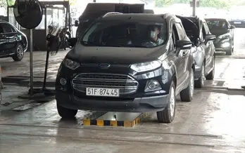 Ô tô hỏng đèn soi biển số có 'đậu' đăng kiểm?