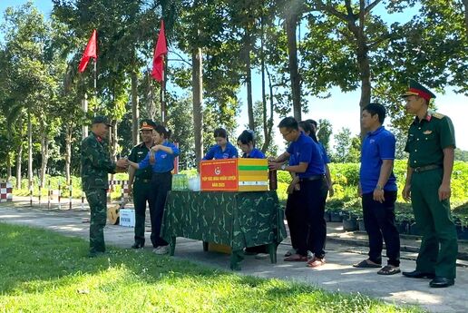 'Áo xanh' tiếp sức mùa huấn luyện