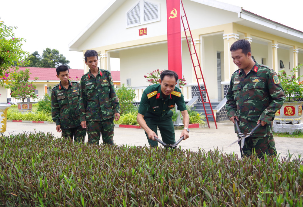 Thầy giáo mang quân phục xanh - Thắp sáng tri thức giữa thao trường