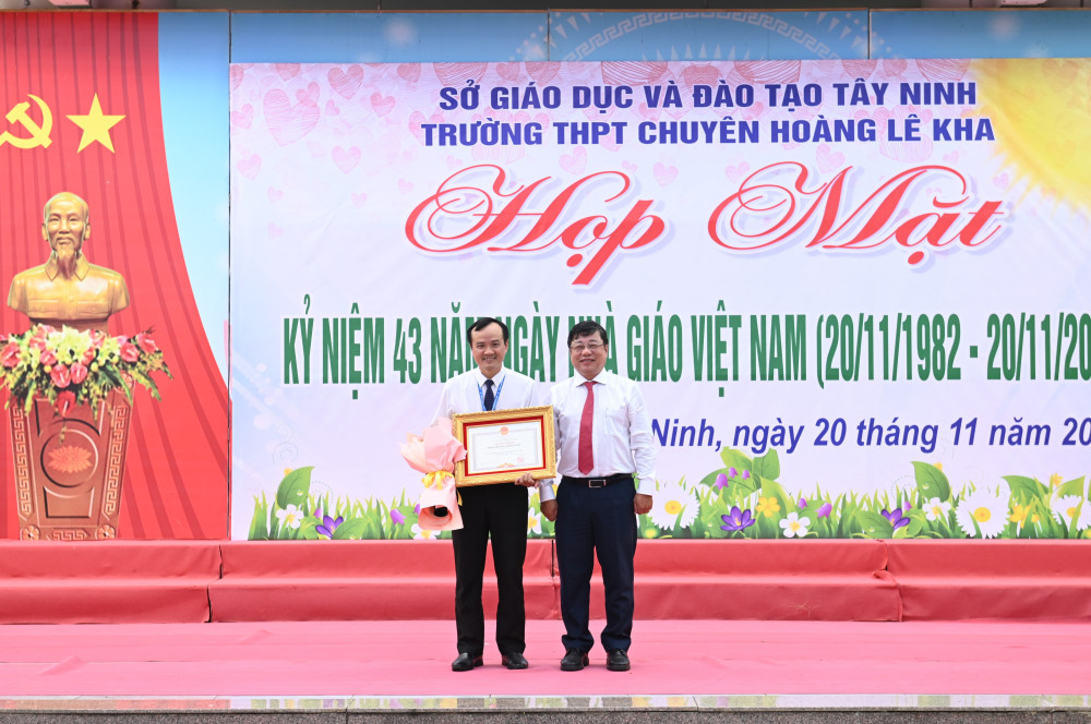 Phó Giám đốc Sở Giáo dục và Đào tạo Bùi Tuấn Hải trao Bằng khen của UBND tỉnh cho tập thể Trường THPT chuyên Hoàng Lê Kha