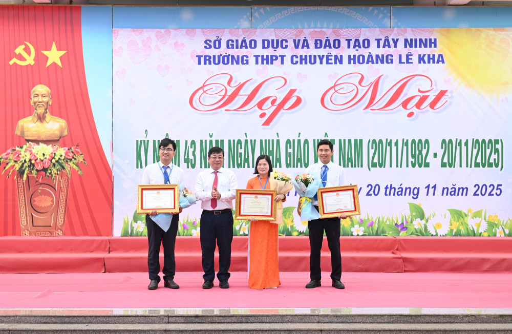 : Phó Giám đốc Sở Giáo dục và Đào tạo Bùi Tuấn Hải trao Bằng khen của Bộ Giáo dục và Đào tạo cho 01 cá nhân và Bằng khen của UBND tỉnh cho 02 cá nhân