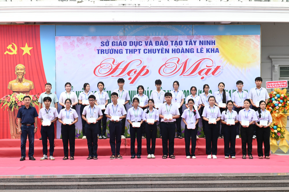 Trường THPT chuyên Hoàng Lê Kha trao tiền hỗ trợ học tập cho 48 học sinh vượt khó học tốt