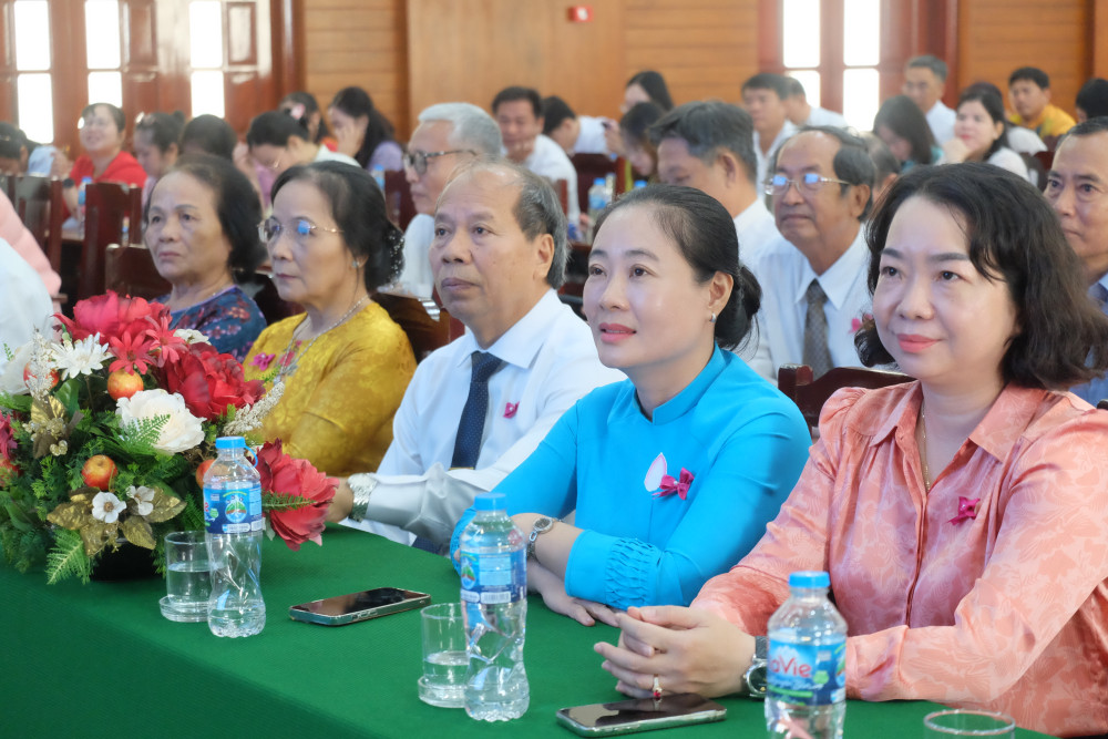 Đại biểu tham dự buổi họp mặt kỷ niệm 43 năm Ngày Nhà giáo Việt Nam (20/11/1982-20/11-2025)