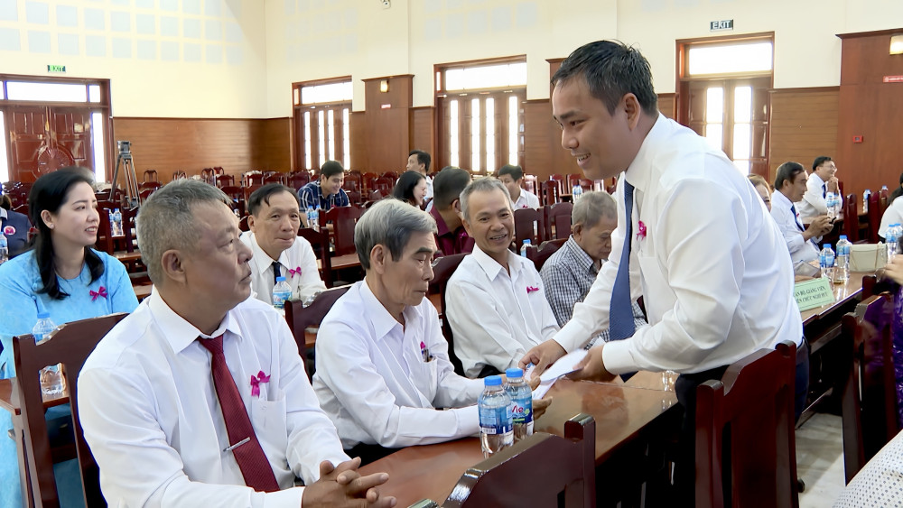 Đại diện lãnh đạo Trường Chính trị tỉnh Tây Ninh gửi quà tri ân đến quý lãnh đạo  và quý thầy cô qua các thời kỳ