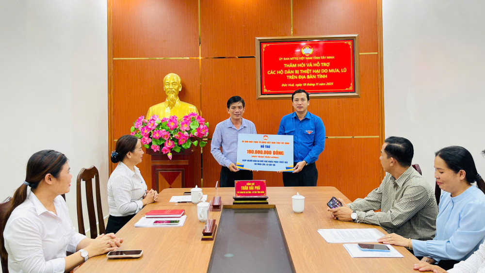 Thăm, hỗ trợ người dân bị thiệt hại do mưa, lũ tại xã Đức Huệ