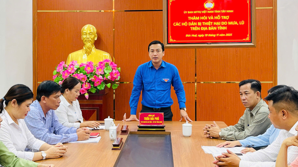 Thăm, hỗ trợ người dân bị thiệt hại do mưa, lũ tại xã Đức Huệ