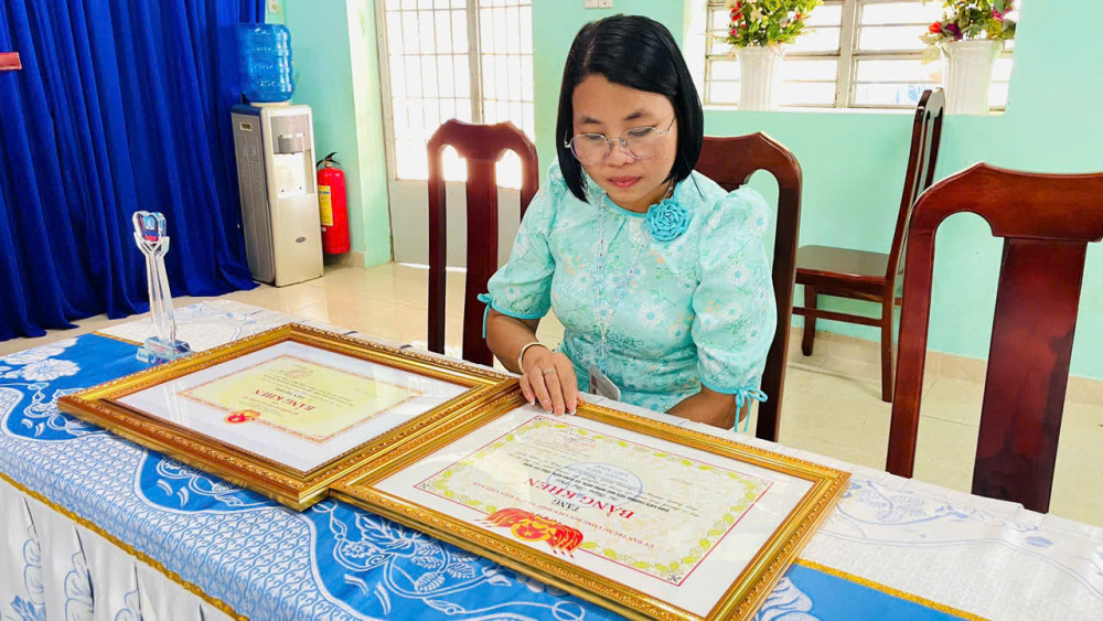 Cô giáo vùng biên tận tụy