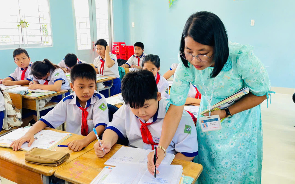 Cô giáo vùng biên tận tụy