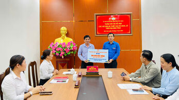 Thăm, hỗ trợ người dân bị thiệt hại do mưa, lũ tại xã Đức Huệ