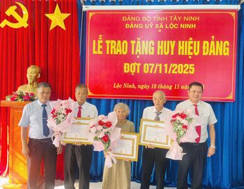 Đảng bộ xã Lộc Ninh trao Huy hiệu Đảng đợt 07/11