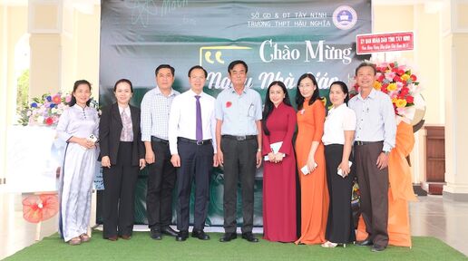 Phó Chủ tịch UBND tỉnh Đoàn Trung Kiên thăm, chúc mừng Ngày Nhà giáo Việt Nam tại Trường THPT Hậu Nghĩa