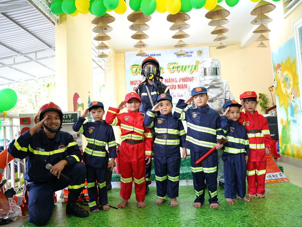 Các em học sinh mầm non giao lưu với các chiến sĩ PCCC&CNCH