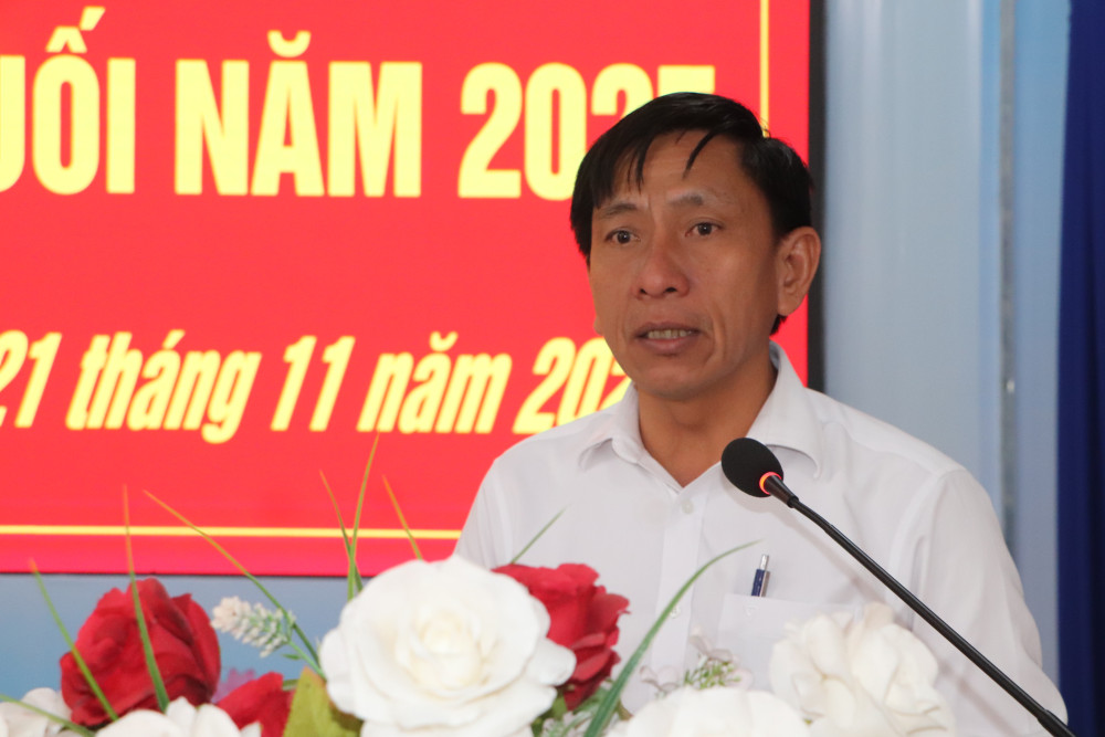 Ông Đào Văn Sớt thay mặt địa phương giải đáp kiến nghị cử tri