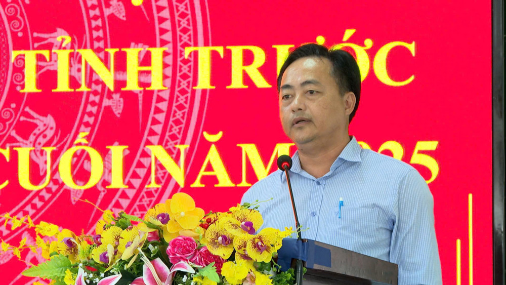 Cử tri xã Tuyên Thạnh kiến nghị đầu tư, nâng cấp đường giao thông