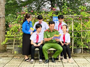 Vững vàng từ cơ sở, trưởng thành từ Nhân dân