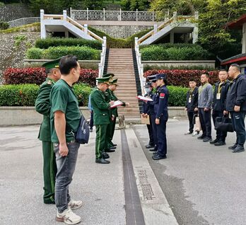 Bàn giao đối tượng trốn truy nã cho lực lượng Cảnh sát Trung Quốc