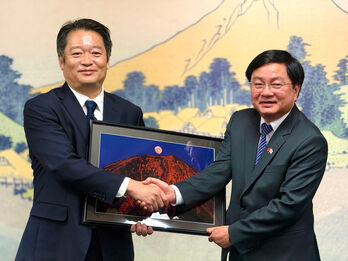 Bí thư Tỉnh ủy Tây Ninh chào xã giao Thống đốc tỉnh Yamanashi (Nhật Bản)