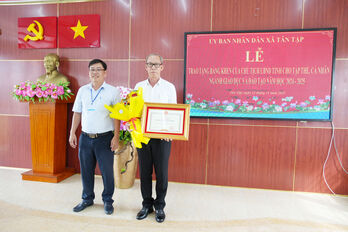 Xã Tân Tập: Trao bằng khen cho các tập thể, cá nhân có thành tích xuất sắc