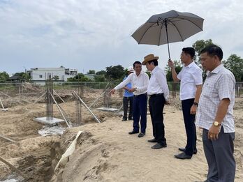 Nguyên Chủ tịch nước Trương Tấn Sang khảo sát tiến độ xây dựng Trường THCS Võ Văn Tần