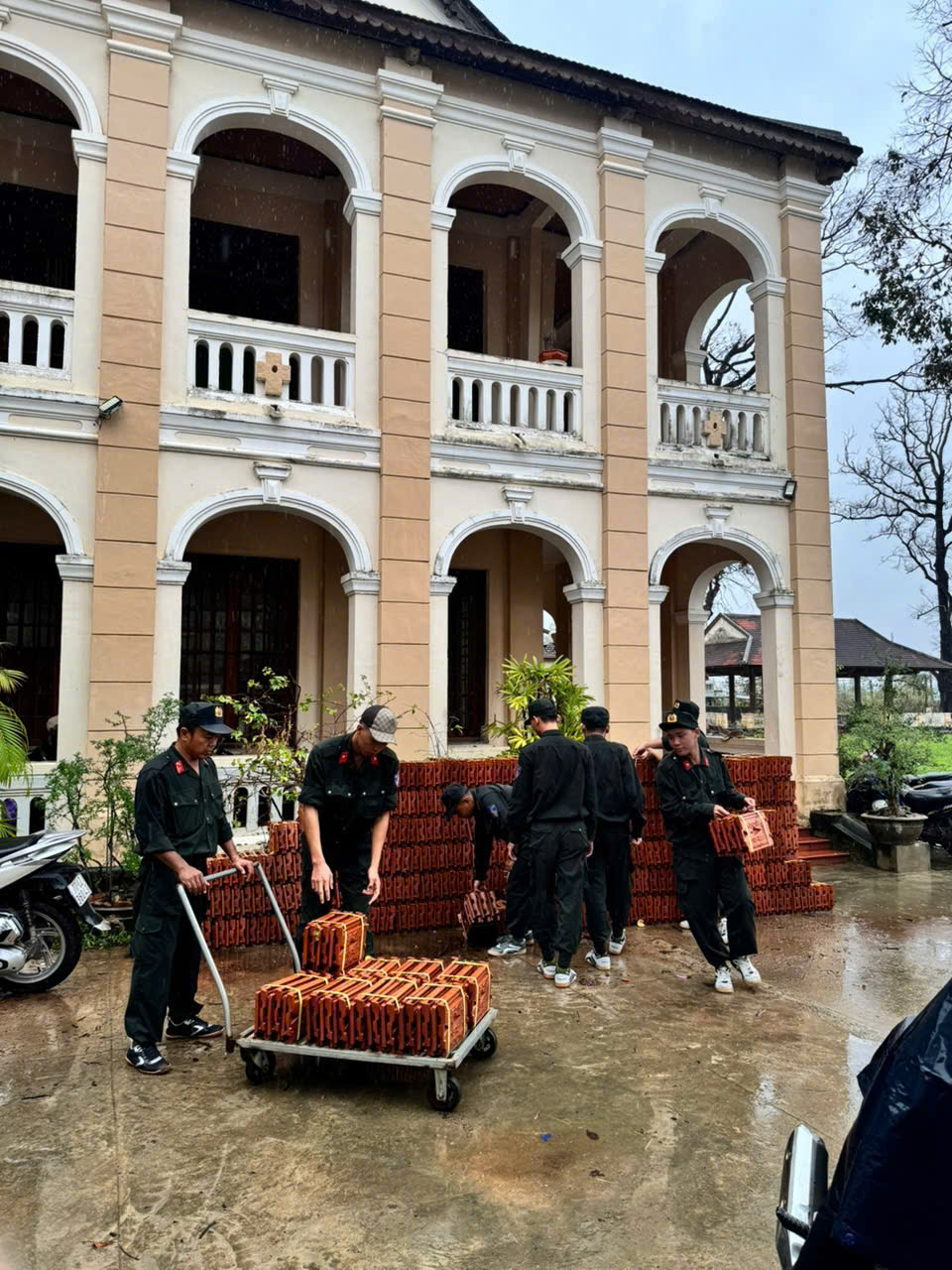 Cảnh sát cơ động Công an Tây Ninh chi viện tỉnh Gia Lai khắc phục hậu quả mưa, lũ