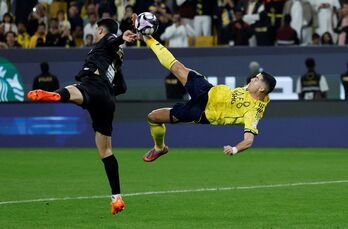 Ronaldo ghi siêu phẩm kiểu 'xe đạp chổng ngược' ở tuổi 40