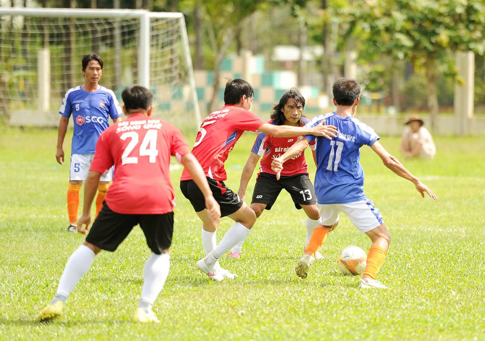 Cựu tuyển thủ Phan Kim Long tỏa sáng tại Giải bóng đá Phường Khánh Hậu mở rộng 2025