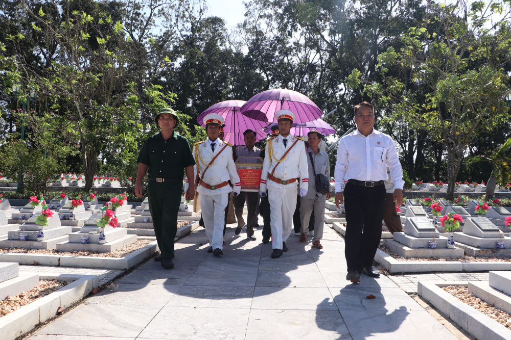 Đưa tiễn hài cốt hai liệt sĩ lên đường về an táng tại quê nhà Hưng Yên.