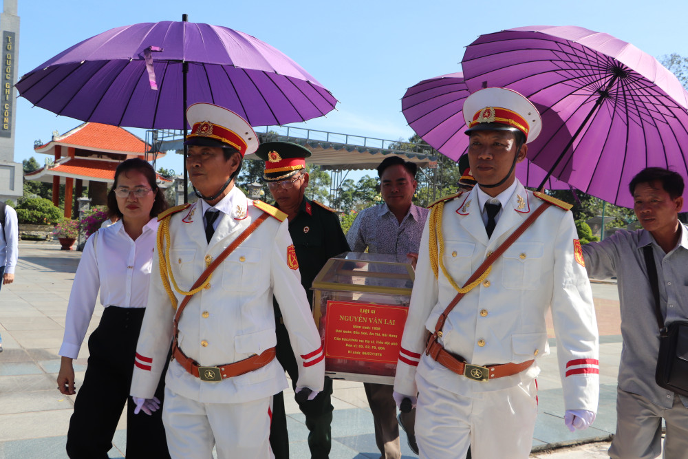 Đưa tiễn hài cốt hai liệt sĩ lên đường về an táng tại quê nhà Hưng Yên.