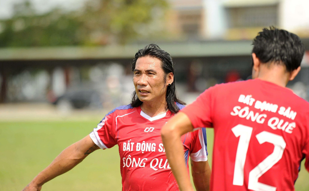 Cựu tuyển thủ Phan Kim Long tỏa sáng tại Giải bóng đá Phường Khánh Hậu mở rộng 2025