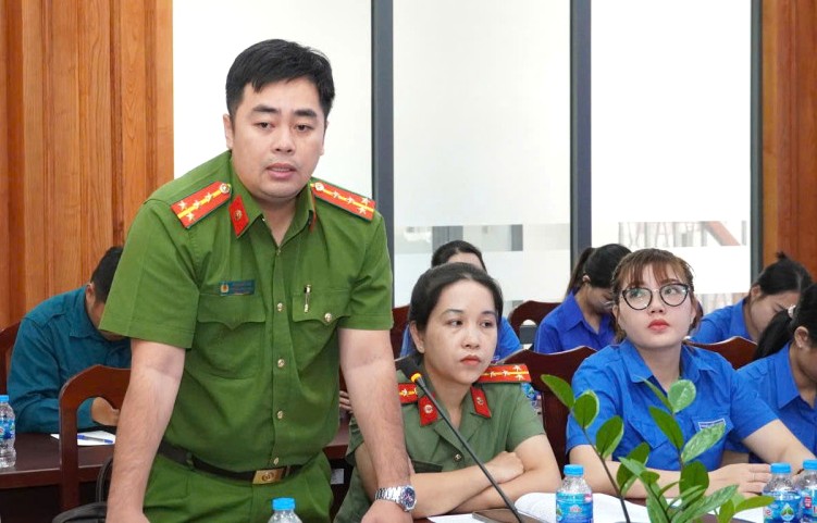 Chủ tịch UBND phường Tân Ninh đối thoại với thanh niên