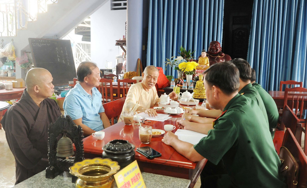 Ban Chỉ huy Phòng thủ khu vực 1 Bến Lức phối hợp chùa Hội Long – chùa Kim Cang tổ chức giải bóng đá và tặng quà cho người dân khó khăn