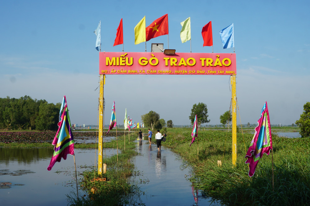 Mặc dù hiện nay cánh đồng Trao Trảo đang ngập nước, những nhiều người dân địa phương vẫn xắn quần lội nước vào cúng giỗ 63 liệt sĩ