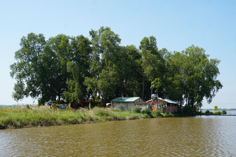 Miếu Gò Trao Trảo tọa lạc trên phần đất cao giữa đồng bưng