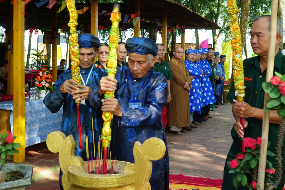 Các vị trong Hội miếu Gò Trao Trảo thực hiên nghi thức dâng hương