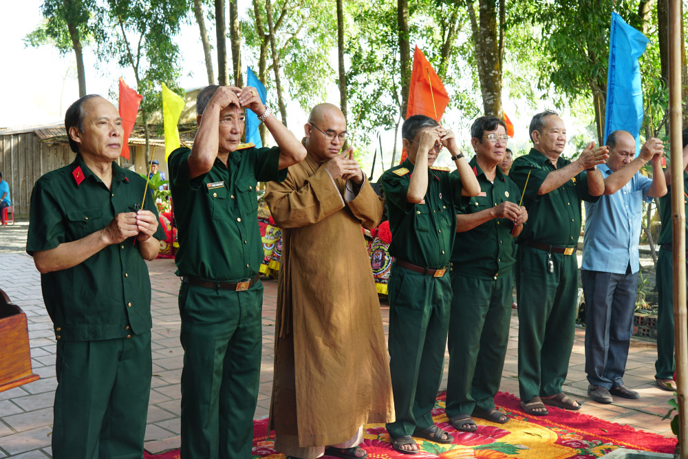 Các đại biểu thắp hương trước tượng đài liệt sĩ