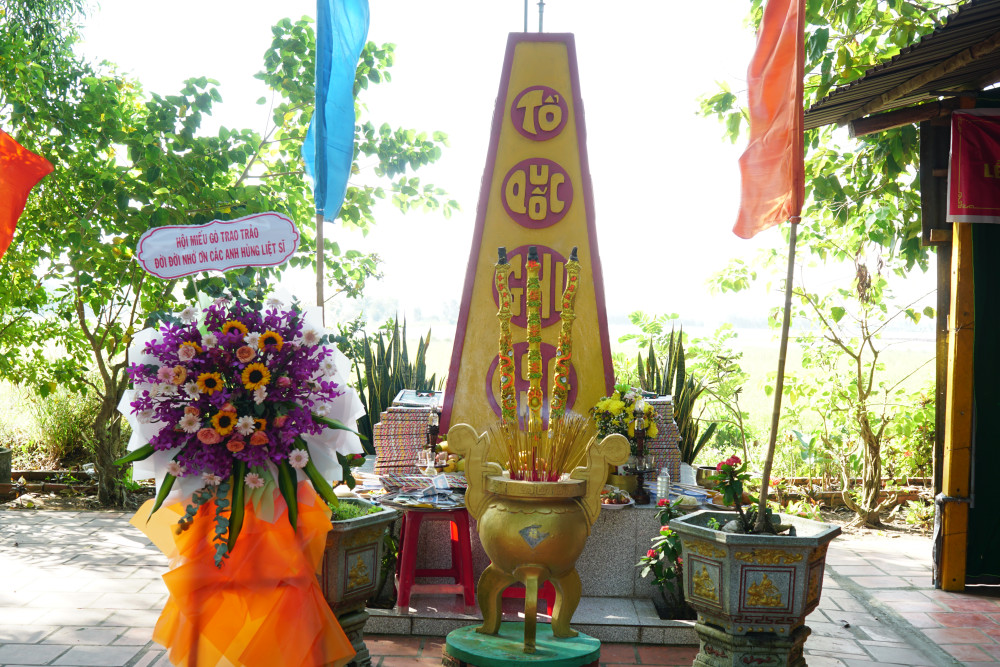 Tượng đài liệt sĩ ở miếu Gò Trao Trảo