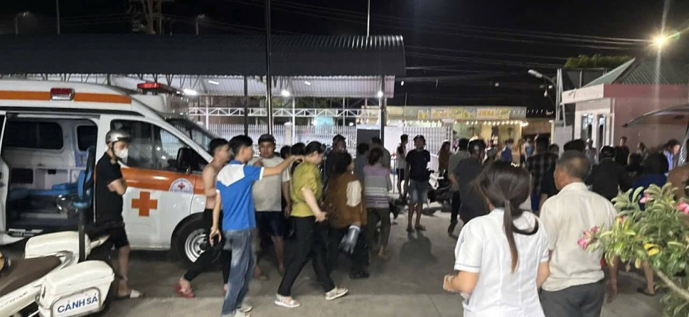 Xe khách chở công nhân lật ngang đường, nhiều người bị chấn thương