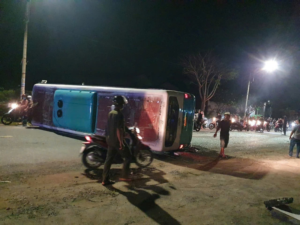 Xe khách chở công nhân lật ngang đường, nhiều người bị chấn thương