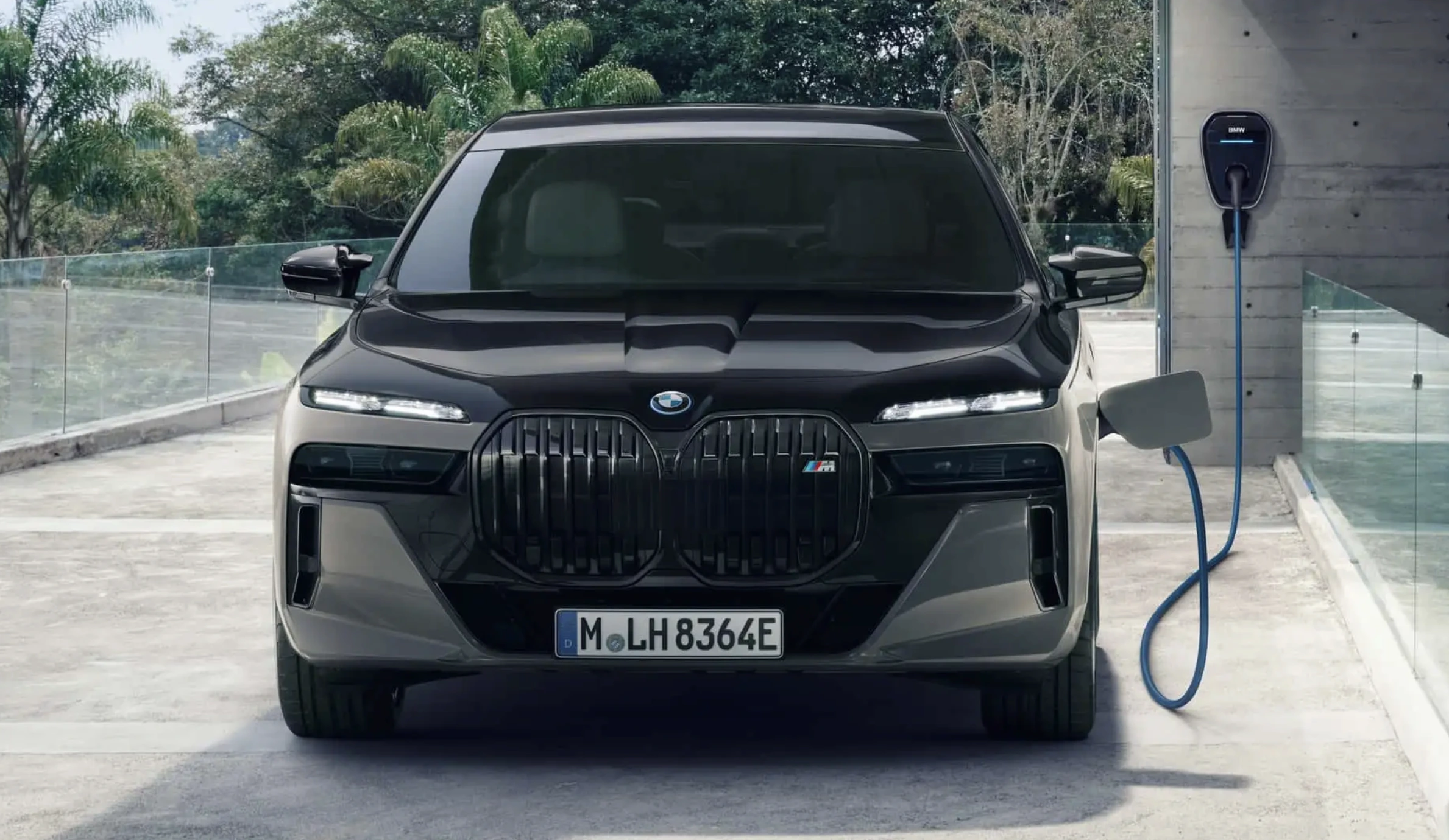 Lần đầu tiên ô tô hybrid cắm sạc bán chạy hơn xe máy dầu