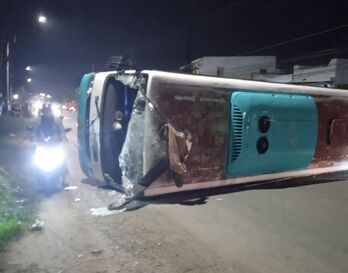 Xe khách chở công nhân lật ngang đường, nhiều người bị chấn thương