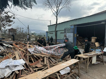 Hãy chung tay ủng hộ đồng bào miền Trung, Tây Nguyên
khắc phục thiệt hại do mưa, lũ gây ra